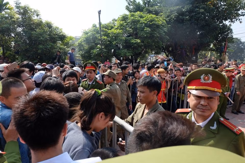 Lực lượng công an, dân phòng bảo đảm an ninh trật tự tại lễ hội.