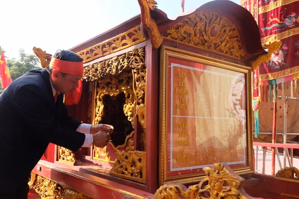 Là đao phủ năm nay được làng giao trọng trách chém một trong hai “ông ỉn”, anh Trần Văn Soát (47 tuổi) cho biết, tục chém lợn được làng duy trì để tưởng nhớ thành hoàng làng. Trước việc chém lợn ở đình gây nhiều phản cảm, anh Soát cho biết: “Lễ hội thì nên duy trì còn việc chém lợn thì ở nơi kín đáo cũng sẽ tốt hơn. Vì ông ỉn cũng là loài vật nuôi để lấy thực phẩm ăn hằng ngày”. 