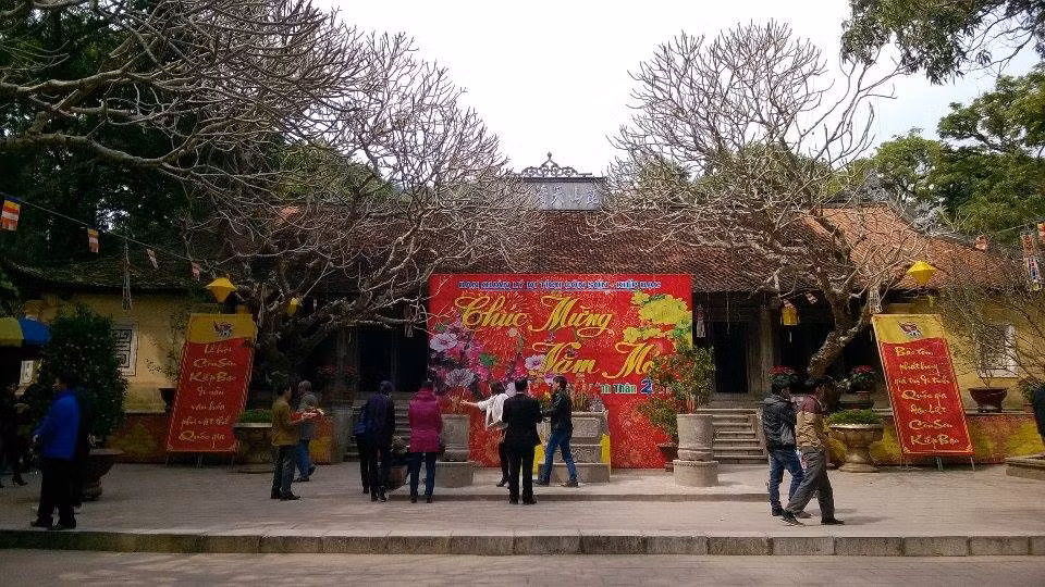 Du khách tham quan chùa Côn Sơn.