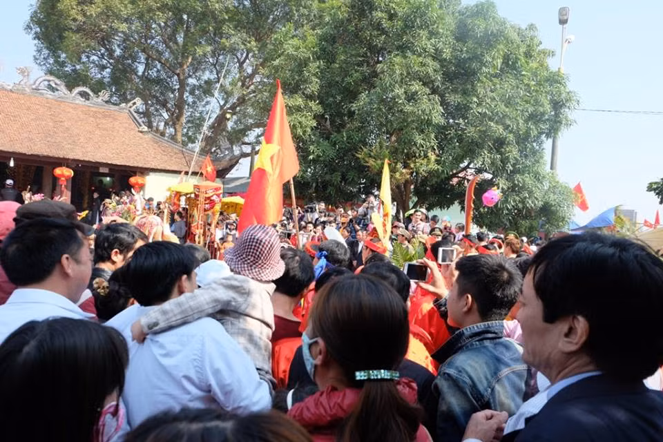Khi hai ông Ỉn bị chém ở khu giăng kín bạt, hàng trăm người dân vẫn đứng kín sân đình để theo dõi lễ hội.