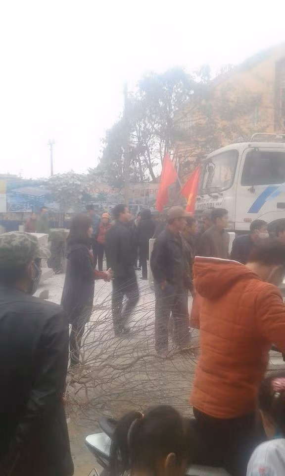 Hai Duong: Hang tram nguoi chan quoc lo, phan doi nha thau QL38