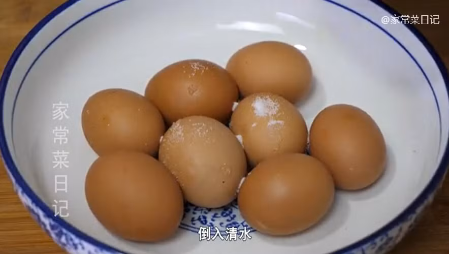 Có thể tích trữ vỏ trứng để dùng dần. Cho một chút muối vào cọ rửa vỏ trứng cho sạch, đề phòng còn dính phân gà có thể có khuẩn E.coli