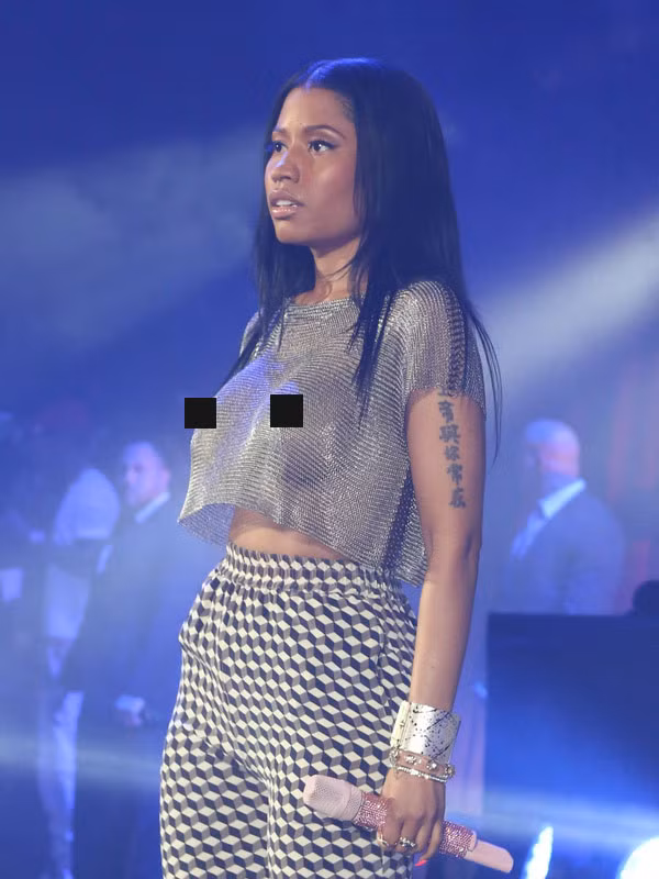 Nicki Minaj lộ vòng một như 2 chiếc bát úp.