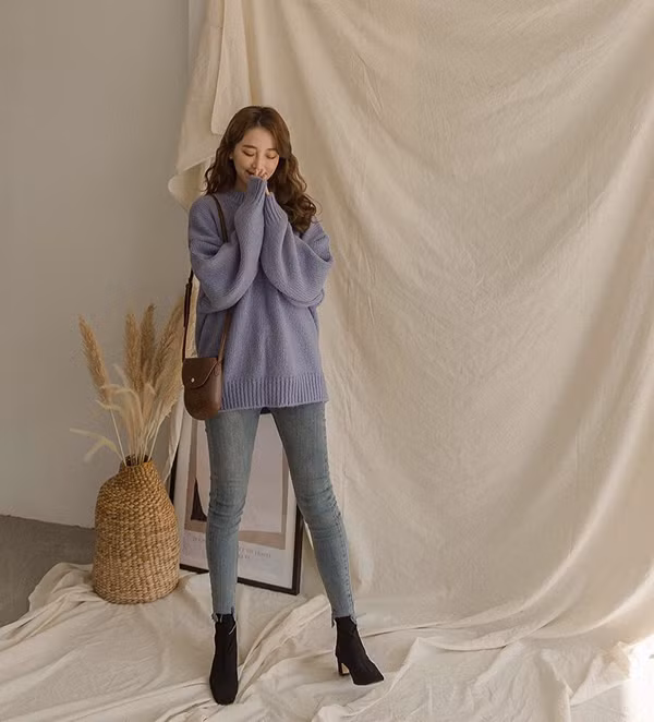 Nếu yêu thích vẻ năng động, bạn gái có thể mặc áo len oversize với skinny, legging.