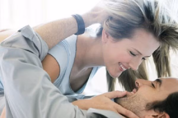 Thay đổi nhiều tư thế khác nhau. Thử các tư thế quan hệ tình dục mới là một cách tuyệt vời để đa dạng đời sống tình dục cặp đôi. Không chỉ làm mới “cuộc yêu”, thay đổi tư thế còn giúp nam giới giảm độ nhạy cảm, đồng thời làm tăng cảm giác cho bạn tình.