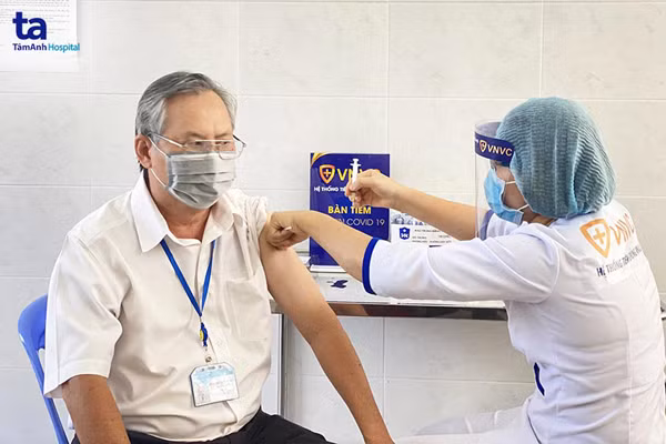  Đối tượng tiêm vắc xin. Chuyên gia sức khỏe khuyến nghị tiêm vắc xin VeroCell cho người 18 tuổi trở lên. Người từ 60 tuổi trở lên, hồ sơ hiệu quả và an toàn của vắc xin hiện không được đầy đủ vì chỉ một lượng nhỏ người trên 60 tuổi tham gia trong giai đoạn 3 thử nghiệm lâm sàng. Dù vậy, tính sinh kháng thể sau tiêm vắc xin VeroCell là tương tự như ở người trẻ tuổi. Cần cân nhắc việc sử dụng vắc xin này ở những người lớn tuổi và chủ động giám sát phản ứng sau tiêm chủng.