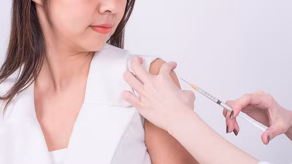  Chống chỉ định. Người có tiền sử phản ứng nặng sau lần tiêm chủng vắc xin VeroCell trước đó sẽ không tiêm liều thứ 2. Người quá mẫn với hoạt chất hoặc với bất kỳ tá dược nào có trong thành phần của vắc xin như Hydroxit nhôm.