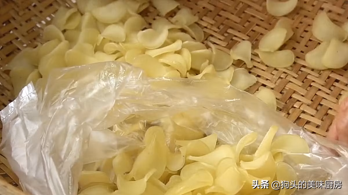 Sau một ngày cơ bản các lát khoai đã trở nên trong suốt, cứng, giòn. Nếu lát khoai vẫn dính, hãy tiếp tục phơi khô. Sau khi phơi khô cho vào túi bảo quản tươi để nơi thoáng mát, khi nào muốn ăn thì lấy ra.