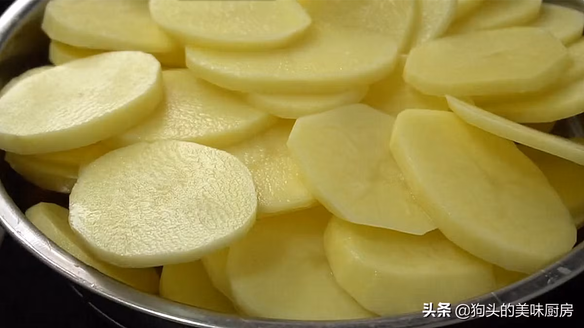 Bước đầu ta nạo vỏ, rửa sạch, thái mỏng khoai tây. Xếp lên đĩa cho vào nồi hấp với nước lạnh trong 15 phút.
