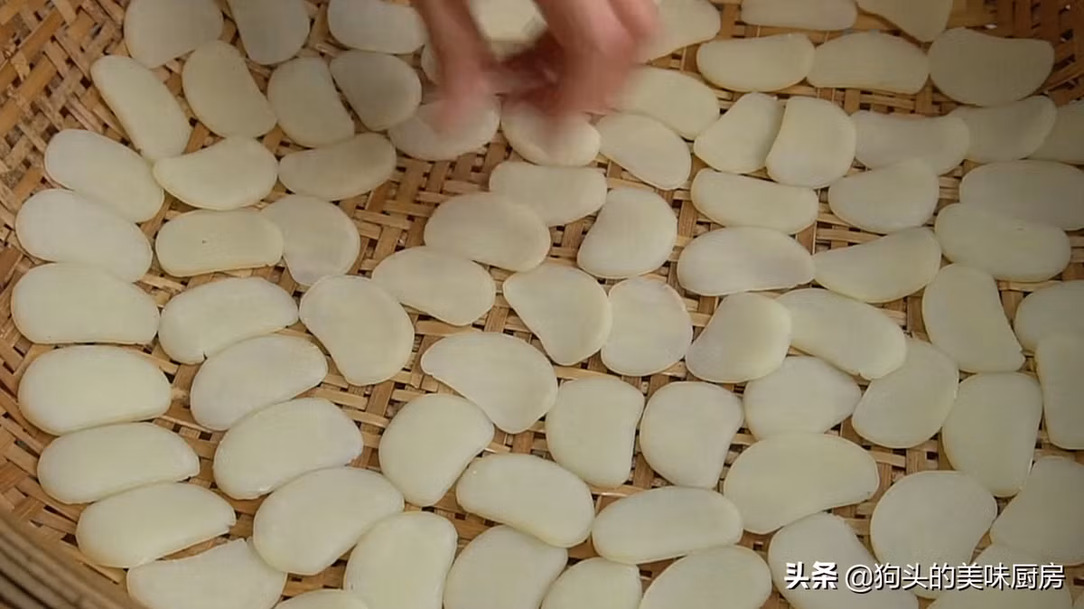 Sau khi thái xong đặt tất cả lên 1 cái giá phơi ra ngoài, để khô trong 1 ngày.