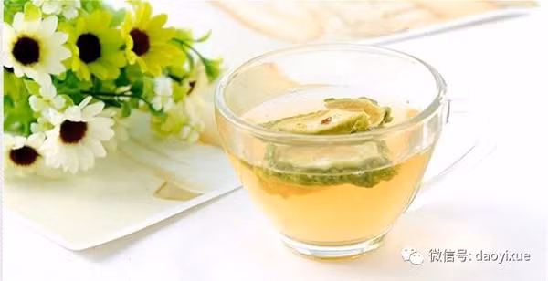 Khi thực hiện, bạn chọn những quả mướp đắng có kích thước vừa phải, mặt vỏ có nhiều gân nhỏ li ti, rửa sạch để ráo rồi ép nước. Tránh chọn những quả mướp màu xanh mướt, đậm, thân phình to, da láng bóng vì có thể chúng được bón nhiều đạm. Ảnh: Internet