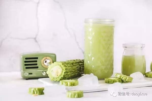 Ngoài cách chế biến món ăn, chuyên gia sức khỏe khuyên bạn nên ép nước mướp đắng hoặc ngâm trực tiếp với nước để tận dụng khả năng thanh nhiệt giải độc, làm đẹp da, cải thiện cảm giác thèm ăn, cụ thể.