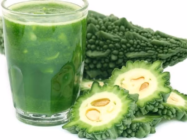 Giải độc, giảm mệt mỏi. Mướp đắng chứa nhiều vitamin C. Khi sử dụng, bạn có thể dùng máy ép hoặc ngâm vài lát mướp đắng vào nước. Bằng cách này, vitamin C sẽ nhanh chóng giúp bạn giảm thiểu mệt mỏi, thanh nhiệt, giải độc rất tốt.