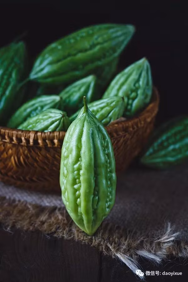 Nghiên cứu chỉ ra, mướp đắng chứa nhiều dưỡng chất cần thiết cho cơ thể như caroten, protein và vitamin... Không chỉ rất tốt cho sức khỏe, loại quả này còn được lòng người ăn bởi cảm giác đắng nhẹ khác biệt.