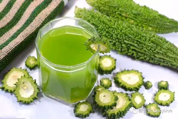 Thúc đẩy tiêu hóa, cải thiện vị giác. Các nghiên cứu cho thấy, thường xuyên uống nước mướp đắng có tác dụng hỗ trợ tiêu hóa, ăn ngon miệng hơn. Loại đồ uống này còn mang lại khả năng chữa các bệnh tiêu hóa như táo bón, trĩ nội và trĩ ngoại.
