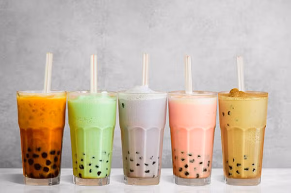 Trà sữa ngoài vị béo ngậy hấp dẫn còn chứa rất nhiều đường. Ước tính, mỗi ly trà sữa thường dao động mức 11-62g đường (trung bình là 34g mỗi cốc). Lượng đường tối đa nạp vào cơ thể mỗi ngày không quá 50g. Nên kiểm soát lượng đường nạp vào cơ thể dưới 25g để không gây hại sức khỏe.