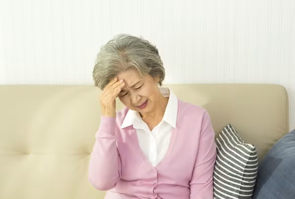 Đau đầu. Não chứa nhiều mạch máu. Trường hợp mạch máu bị tắc nghẽn dẫn tới thiếu oxy, thiếu máu não cục bộ. Từ đó, làm tổn thương dây thần kinh não tương ứng, thậm chí gây chết dây thần kinh não gây đau đầu.