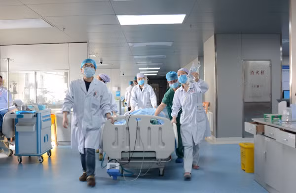 Dịch bệnh diễn biến phức tạp, cô Ngô (42 tuổi, Trung Quốc) không đi làm. Ở nhà rảnh rỗi, cô thường gọi ship đồ uống rồi nằm trên giường xem phim giết thời gian. Được biết, trà sữa là đồ uống yêu thích của cô Ngô. Cô thường gọi 1-2 cốc trà sữa vừa nằm vừa xem mới thỏa cơn ghiền.