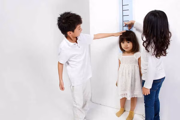 Chậm phát triển. Thiếu kẽm không chỉ ảnh hưởng đến cảm giác ngon miệng mà còn khiến chức năng tiêu hóa suy giảm, rối loạn tiêu hóa và chuyển hóa. Duy trì trong thời gian dài, cơ thể sẽ không nhận được lượng dưỡng chất cần thiết khiến chiều cao, cân nặng trẻ bị ảnh hưởng. Thiếu kẽm trầm trọng còn ảnh hưởng đến sự phát triển của não bộ.