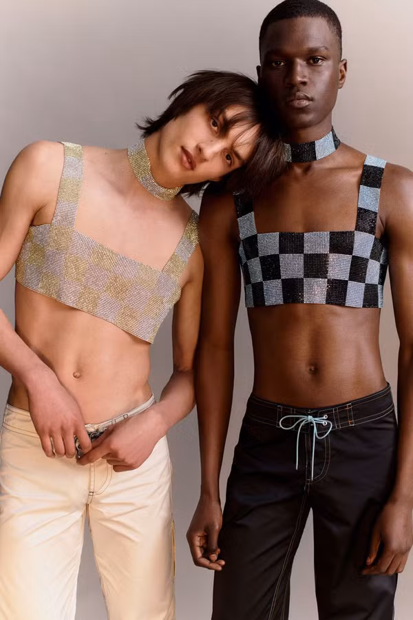 Điểm chung của những chiếc áo croptop nam giới khoác lên người có gam màu tối, dễ vận động, tập trung phô diễn vùng bụng múi cơ nổi rãnh.