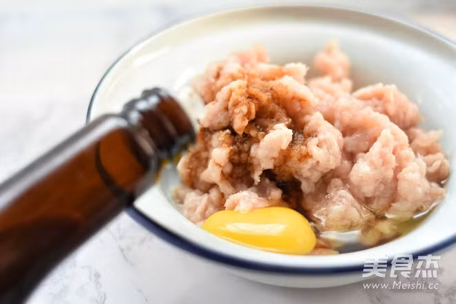 Thêm trứng, hạt tiêu, xì dầu.