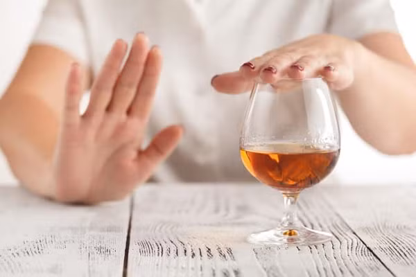 Không uống rượu. Uống rượu không mang lại tác dụng gì cho sức khỏe. Ngược lại, lạm dụng rượu bia được ví như tự đầu độc bản thân. Ước tính, một người khỏe mạnh trọng lượng 60kg chỉ có thể chuyển hóa được 60gr cồn mỗi ngày. Nếu vượt quá giới hạn cho phép, sức khỏe gan sẽ bị ảnh hưởng, thậm chí nguy hiểm tính mạng.