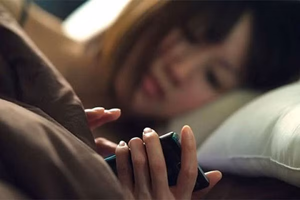 Trong khi đó, thức khuya có hại cho gan. Gan là cơ quan giải độc trong cơ thể. Từ 23 giờ đến 3 giờ sáng là khoảng thời gian gan nghỉ ngơi và làm nhiệm vụ thải độc. Không ngủ vào thời điểm này chứng tỏ chức năng giải độc của gan không được thực hiện tốt nhất.
