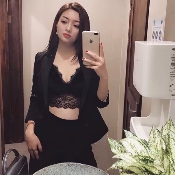 Tùy vào cách phối đồ, trang phục có thể tôn vinh nét đẹp cơ thể song cũng dễ khiến chủ nhân “muối mặt” trước đám đông. Để mặc phong cách bra đẹp, chị em nên ưu tiên chọn loại dày dặn, có phần quai bản to hoặc áo lót dạng ren bralette...