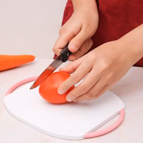 Nhược điểm của thớt nhựa là không chịu được lực tác động lớn, có nhiều vi khuẩn chứa trên bề mặt đã sử dụng, mùi thực phẩm có thể bám lên mặt thớt rất lâu.