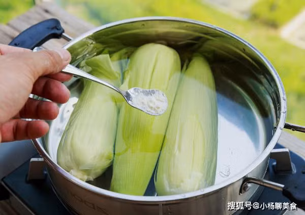 Đặc biệt, luộc ngô bạn nên nêm hai gia vị là muối và baking soda để thành phẩm được dẻo ngon.