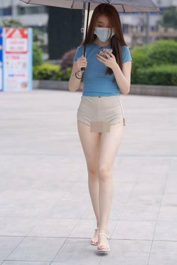 Đặc biệt, quần màu nude nên khác màu với tông da. Quần màu nude không giống với kem nền trang điểm, cứ cùng tông với da là đẹp. Việc diện đồ với một chiếc quần có màu quá giống làn da tự nhiên sẽ khiến cho bạn trông như thể đang mặc một bộ đồ mà thiếu đi quần.