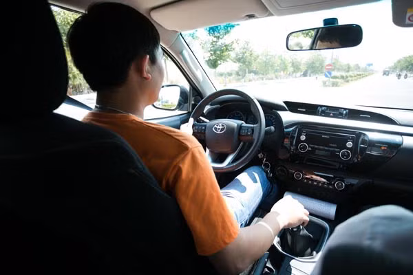  Di chuyển bằng xe cơ giới. Nghiên cứu chỉ ra những người không thích thể thao, thường xuyên di chuyển bằng ô tô sẽ có thời gian nghỉ ốm cao hơn so với những người hay tập luyện. Thay vào đó, bạn nên thực hiện các bài tập nhẹ nhàng như đi bộ nhanh 30 phút mỗi ngày để cải thiện số lượng tế bào bạch cầu.