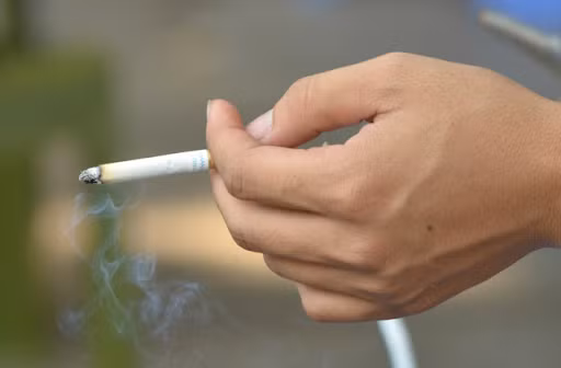 Đặc biệt, nicotin dưới dạng tinh khiết là chất lỏng trong suốt, có mùi khó chịu và vị đắng, dễ tan trong nước và dễ dàng xâm nhập vào cơ thể qua đường miệng, hô hấp, thậm chí qua cả da.
