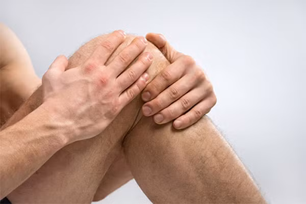 Mặt sau đầu gối. Mặt sau đầu gối thường rất ít được quan tâm, chăm sóc trong các cuộc “yêu”. Vậy nhưng vùng này rất nhạy cảm, dễ gây kích thích. Do đó, chị em nên chú ý làm mới cuộc “yêu” bằng cách mơn trớn vùng da này.