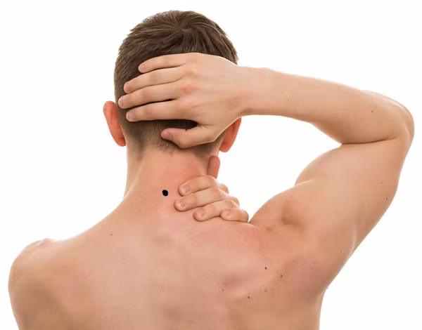 Vùng cổ. Cổ là vùng tập trung nhiều dây thần kinh nối phần đầu và phần thân dưới. Do vậy, vùng này rất nhạy cảm, khiến đàn ông thích được mơn trớn. Chỉ cần dùng tay mơn trớn nhẹ nhàng là đối phương có thể nhanh chóng đạt được khoái cảm.