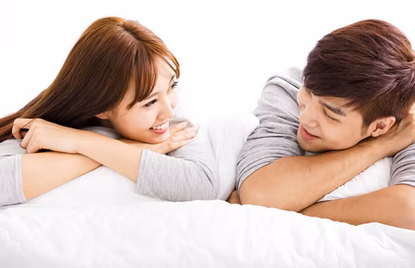 Quan hệ tình dục đều đặn còn làm tăng cường miễn dịch Immunoglobulin A (IgA), loại kháng thể này có công dụng hỗ trợ miễn dịch rất hiệu quả. Hệ miễn dịch khỏe mạnh sẽ giúp cơ thể chống chọi lại với bệnh tật, nhất là những bệnh thông thường như cảm cúm, sốt…