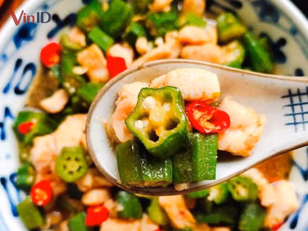 Đậu bắp giàu chất dinh dưỡng, thích hợp cho phụ nữ mang thai. Nhưng những bà bầu có tình trạng tiêu hóa kém thì không nên ăn đậu bắp. Vì đậu bắp tính lạnh nên khi mang thai sức đề kháng của cơ thể bà bầu tương đối kém.