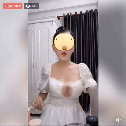 Nắm bắt được nhu cầu mua sắm của khách, nhiều shop tập trung đẩy mạnh kênh bán hàng online. Chẳng hạn, các shop có thể hạ giá sản phẩm để chốt sale, nâng cao chất lượng sản phẩm, miễn phí vận chuyển, cung cấp dịch vụ sau bán hàng ngày càng hoàn thiện...