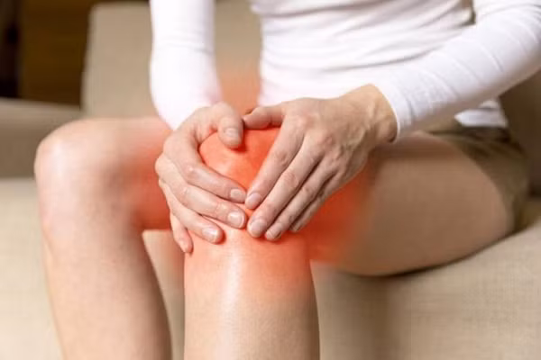 Số liệu cho thấy, tỷ lệ thoái hóa khớp ở phụ nữ cao gấp 10 lần nam giới. Quá trình thoái hóa bắt đầu từ 30 tuổi song lúc này những triệu chứng ban đầu không đáng kể. Bước vào kỳ mãn kinh, lượng canxi, estrogen suy giảm dẫn đến các vấn đề về xương diễn ra mạnh mẽ, khiến bạn cảm nhận rõ rệt tình trạng đau đầu gối.