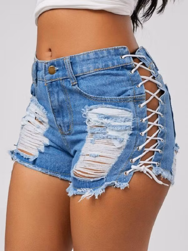 Hotpants còn là mẫu quần được rất nhiều chị em ưu ái vì khả năng hack dáng đỉnh cao. Chỉ cần khéo léo mix&amp;match, chiều cao của bạn gái sẽ được cải thiện đáng kể.