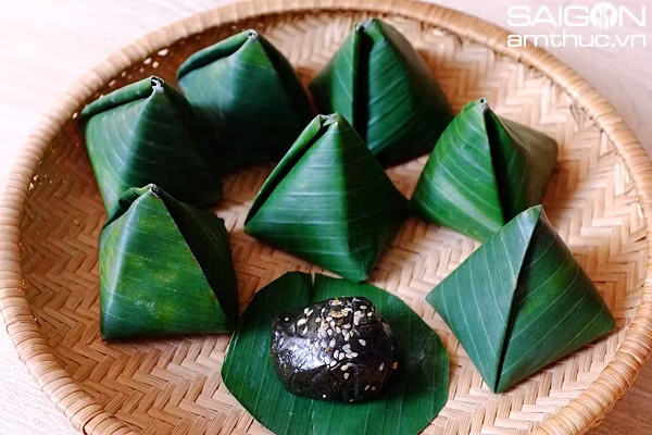 Quả thực, để có được thứ bánh mang đậm hương vị đất trời như vậy thì khâu chế biến vô cùng tỉ mỉ. Không chỉ dày công, người đứng bếp còn phải đặt cả cái tâm mình vào từng miếng bánh.
