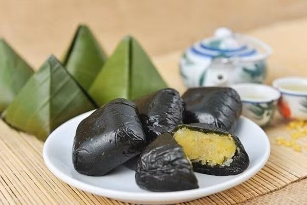 Không chỉ là món quà quê, bánh ít lá gai còn mang đầy đủ tính cách mộc mạc, chân chất, uy hùng như ngọn tháp, ấm áp của con người Bình Định.