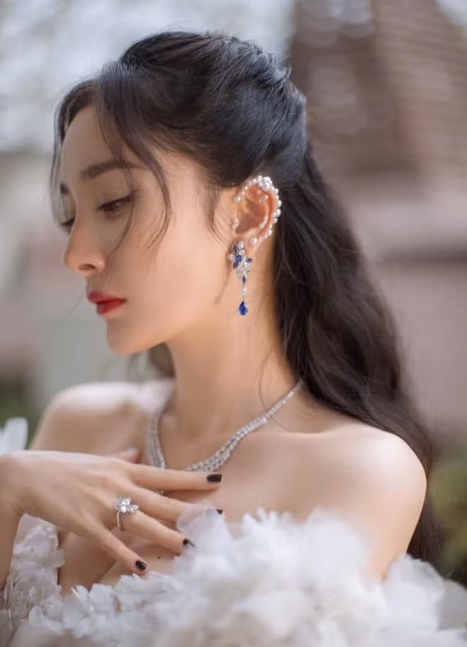 Nhìn dáng vẻ nóng bỏng của Dương Mịch, ít ai nghĩ rằng cô đã là gái một con.