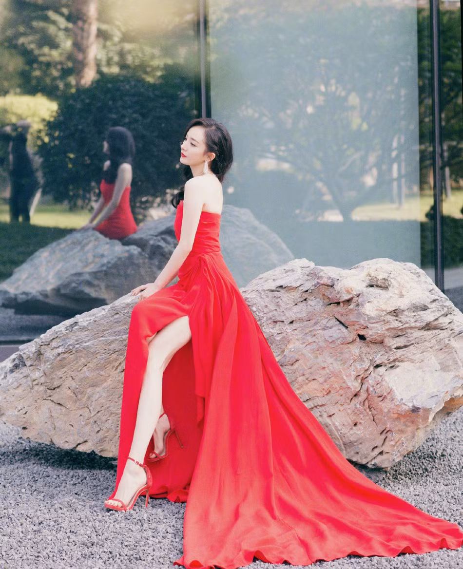Cũng khoe đôi chân nuột nà