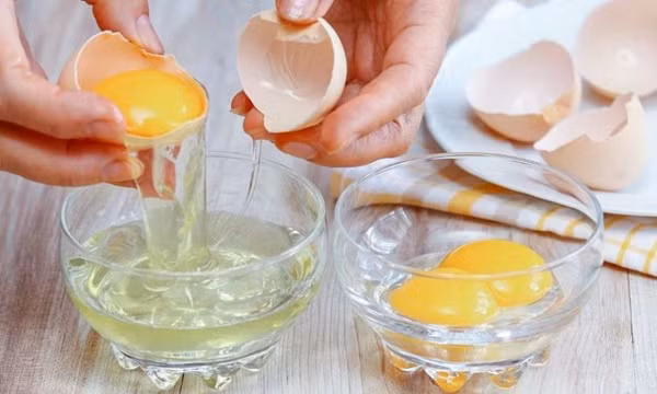 Loại bỏ lòng đỏ trứng. Trứng có hai phần lòng đỏ, lòng trắng và nên được thưởng thức cùng nhau. Loại bỏ phần nào cũng không nên.
