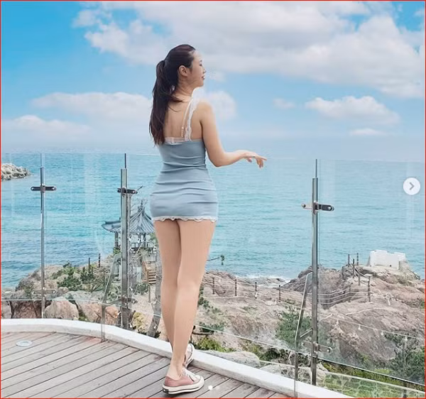 Đặc biệt, Honey Hani rất chuộng phong cách thời trang để lộ nội y. Thay vì dùng áo ngoài che chắn, kiều nữ xứ Hàn lại tận dụng những bộ đồ để khoe cho thiên hạ biết mình có mặc nội y.