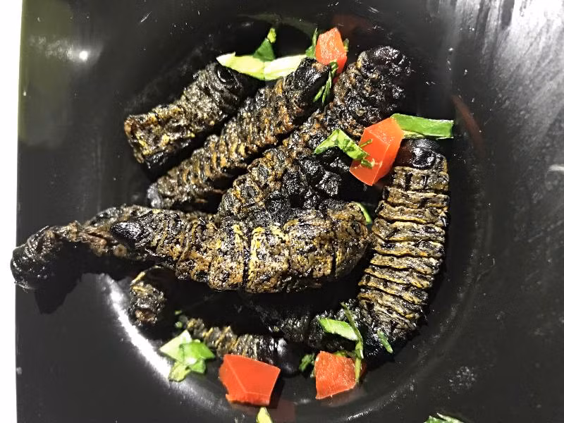 Sâu mopane Nam Phi, ai dũng cảm có thể ăn sống, đây là nguồn protein tuyệt vời. Chúng có vị mặn và giòn như nướng trên than hồng.