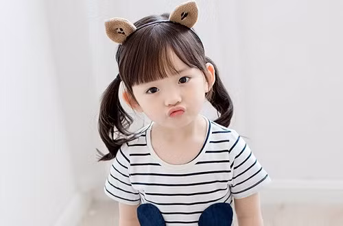 Lý do tại sao trẻ em trông ngây thơ cũng không thể tách rời khỏi đôi tai to của chúng. Tai không lớn theo tuổi tác, trong khi khuôn mặt dần to hơn, nên trông đôi tai như nhỏ đi theo năm tháng.