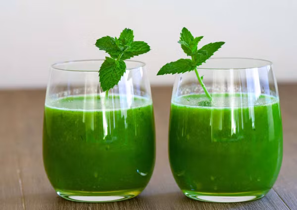 Bạc hà có vị thanh mát cũng mang lại cảm giác thoải mái, giúp thông phổi, làm sạch các chất độc thuốc lá bám lại trong phổi, giảm tổn thương phổi. Bạn có thể ăn trực tiếp hoặc ngâm lá với nước để thưởng thức. Ảnh: IT
