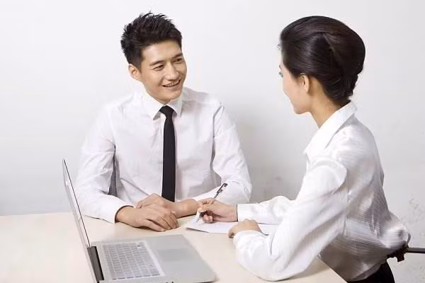Mặt khác, hôn nhân kéo dài khiến đàn ông không còn lãng mạn, quan tâm vợ như trước. Cuộc sống không phải lúc nào cũng chỉ xoay quanh nỗi lo tiền bạc, vật chất. Sự nhàm chán trong hôn nhân khiến phụ nữ trung niên thấy muốn tìm cảm giác lạ.